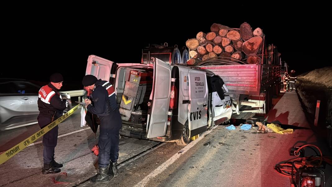 TIR’a çarpan kamyonet bu hale geldi: 1 ölü, 1 ağır yaralı 3